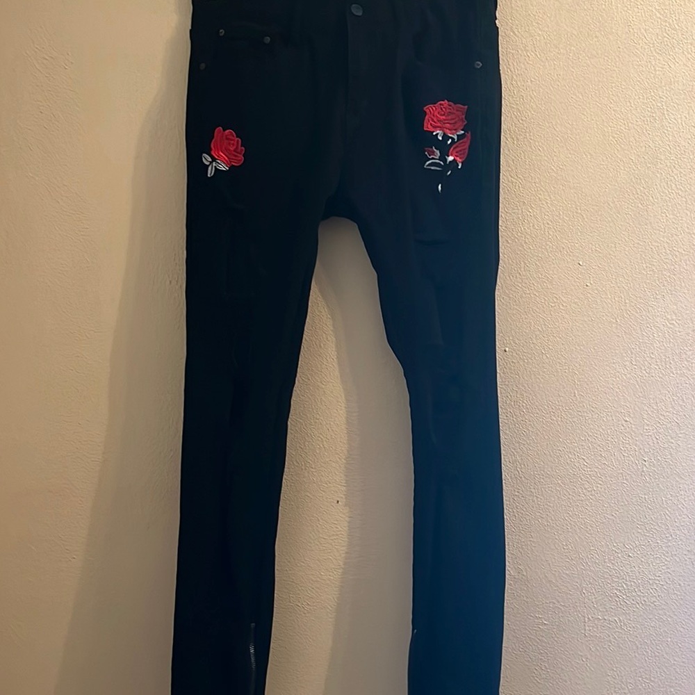 Slim fit black denim ripped jeans with roses embroidered